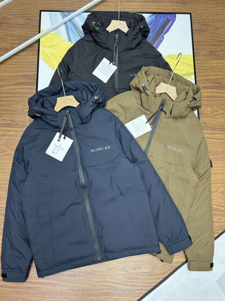 街歩きで使いやすいMONCLERのパーカーを写真で確認