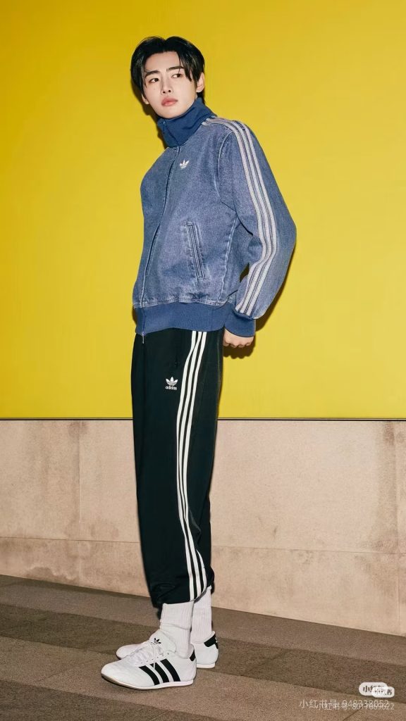 デニム素材のadidasトレーナージャケットを写真で見る、通勤や週末のブルーカラー