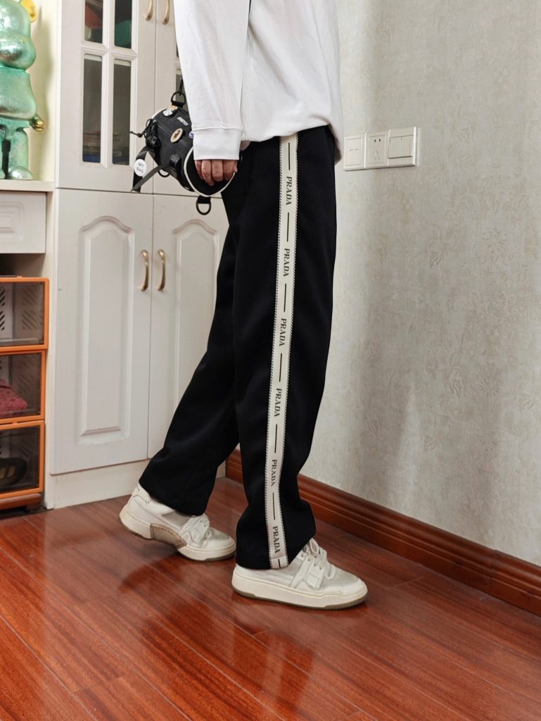 夜の外出の服に合わせるならPRADAのブランド小物はポケット重視