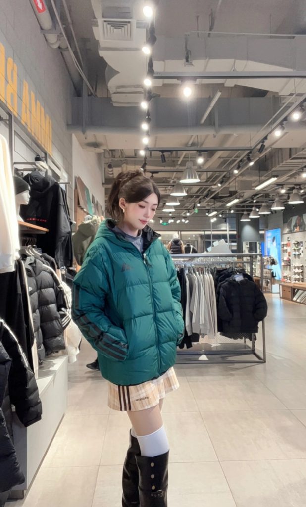 ADIDAS WAY ダウンジャケット パーカー 2WAY ファッション｜旅行の日に写真で選び方を確認