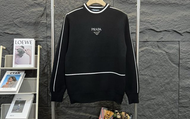 通勤で使いやすいPradaのシャツを写真で確認