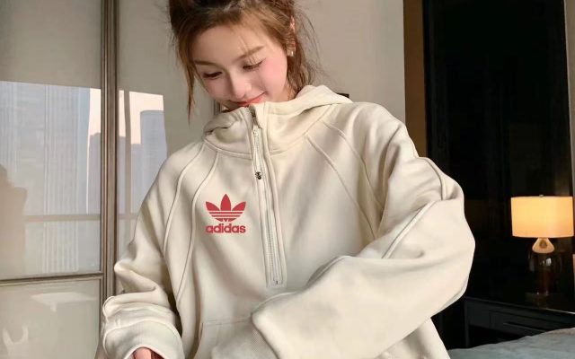 ホワイトが映えるパーカーは日常で使いやすいか