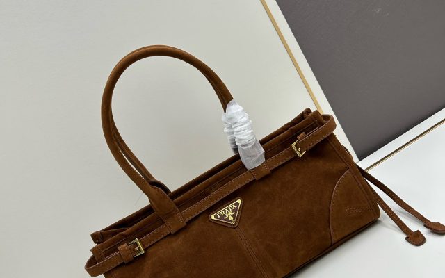 ブラウン系ショルダーバッグを服に合わせるなら見るべき3点