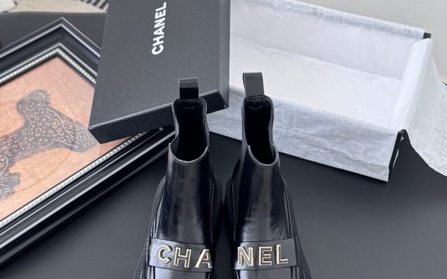 街歩きで使いやすいCHANELの靴を写真で確認