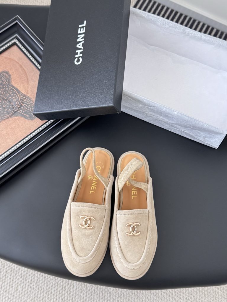 CHANEL シューズ ローファー レディース メンズ 兼用 通勤 通学 シンプル ベージュ｜雨の日に使いやすいシューズを写真で確認