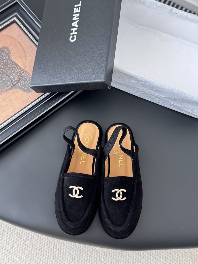 雨の日に履くCHANELのローファー、ブラックの色沈みを写真で確認