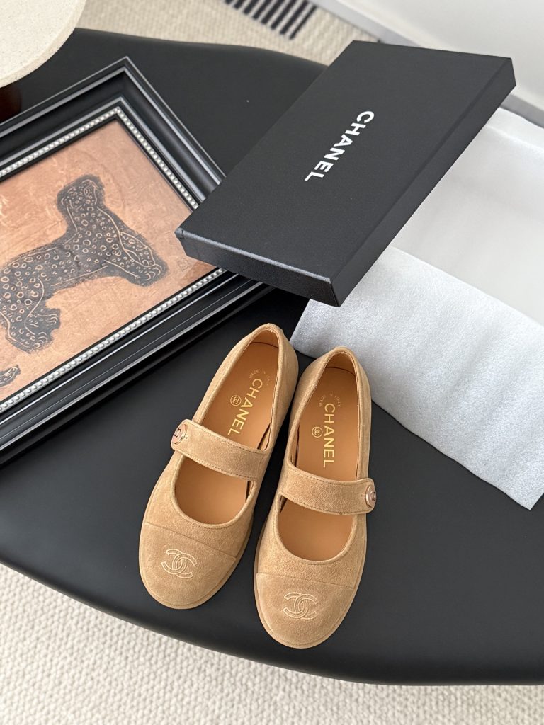 CHANEL マリージュ ローファー 黒・ベージュの色と履き心地を通勤目線で見る