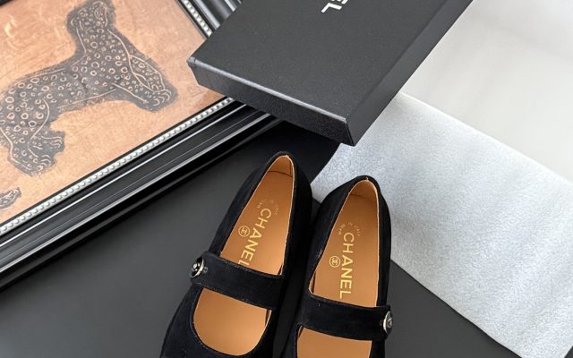 街歩きで使いやすいCHANELの靴を写真で確認