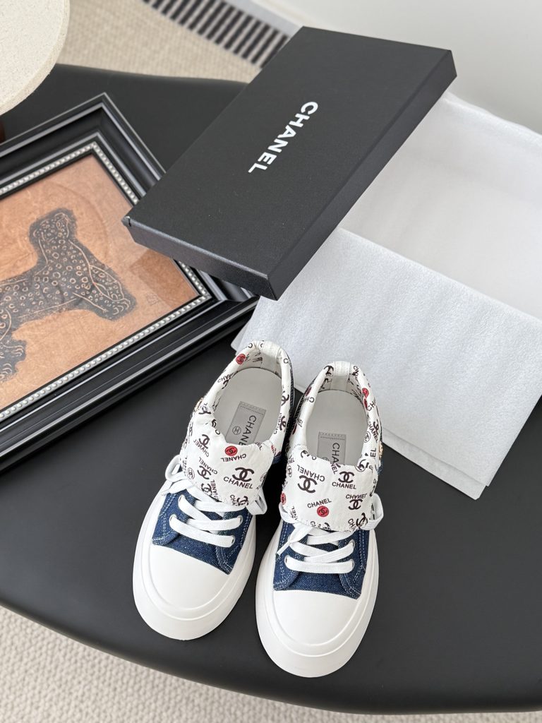 CHANEL シューズ レディース メンズ 兼用 靴下にロゴプリント｜旅行の日に毎日に合わせるポイント