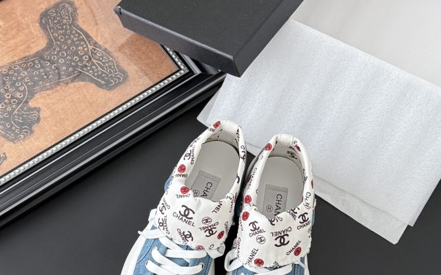 街歩きで使いやすいCHANELのスニーカーを写真で確認