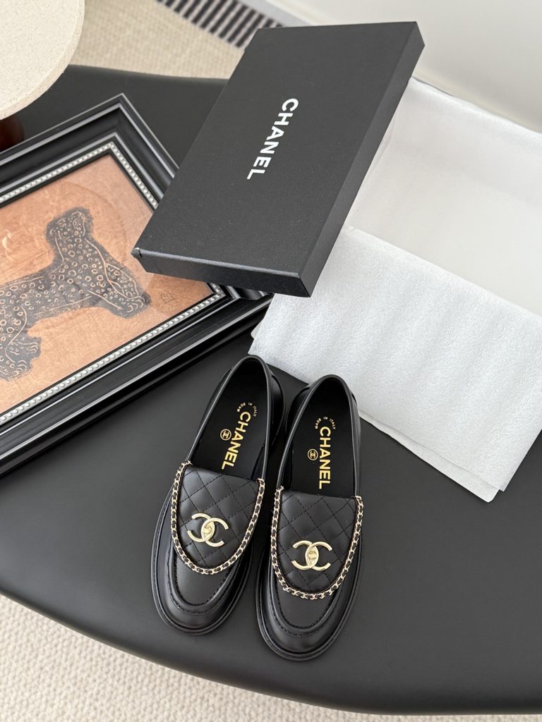CHANEL シャネル ローファー フラットシューズ 本革 ブラック｜週末に失敗しにくい選び方