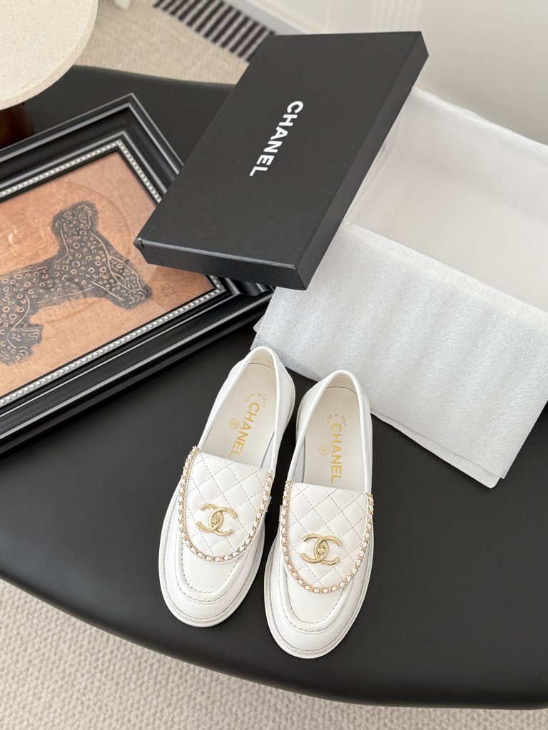 駅まで歩く日にも休日にも寄せやすいCHANELのブランド小物