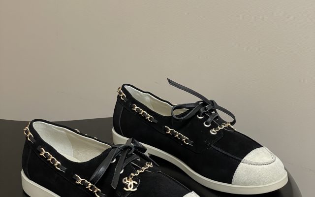 CHANELのスニーカーを予算内で探す前に見るブラックのポイント