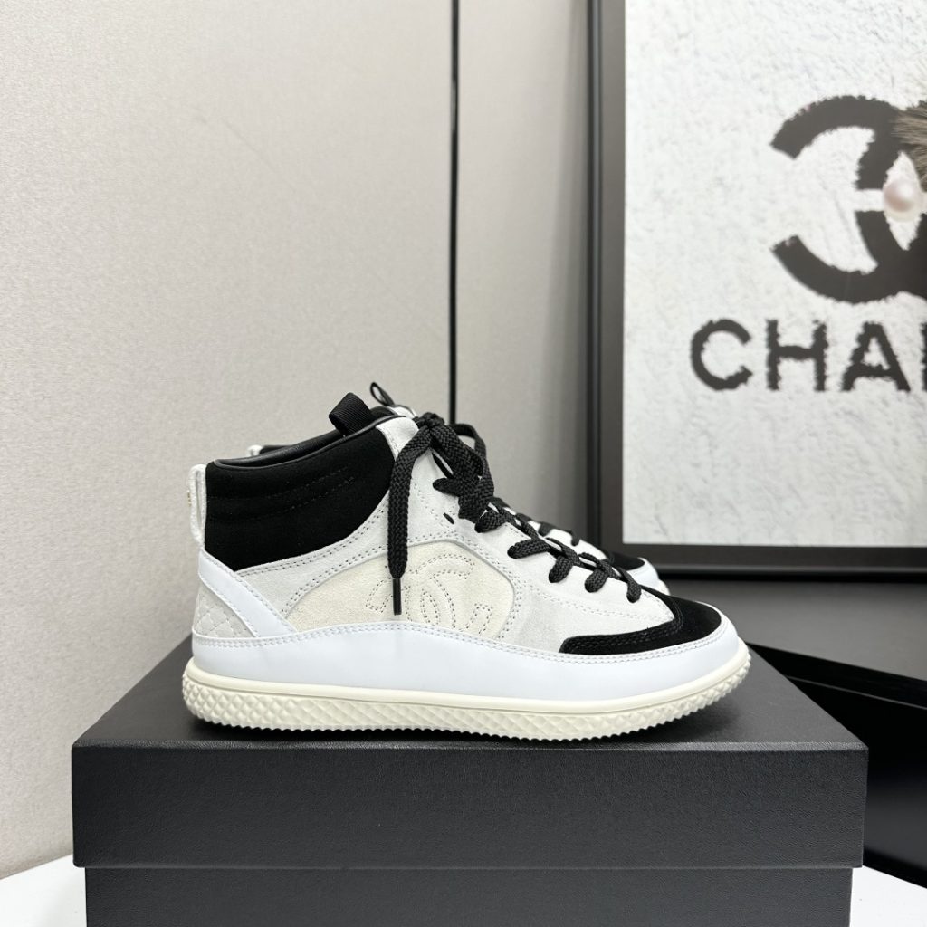 コートの日の予定に合うCHANELのスニーカー、決め手は素材感
