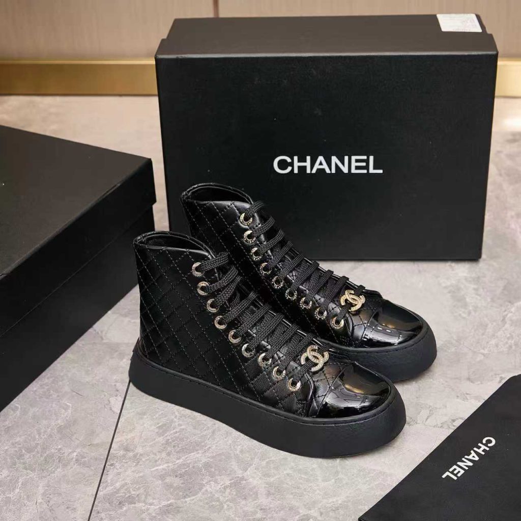 CHANELのブランド小物は職場の荷物でどう見えるか