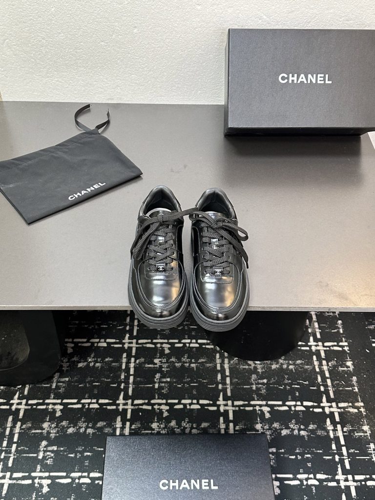 CHANEL シューズ レディース メンズ 兼用 ブラック 靴 通勤｜旅行の日に毎日に合わせるポイント