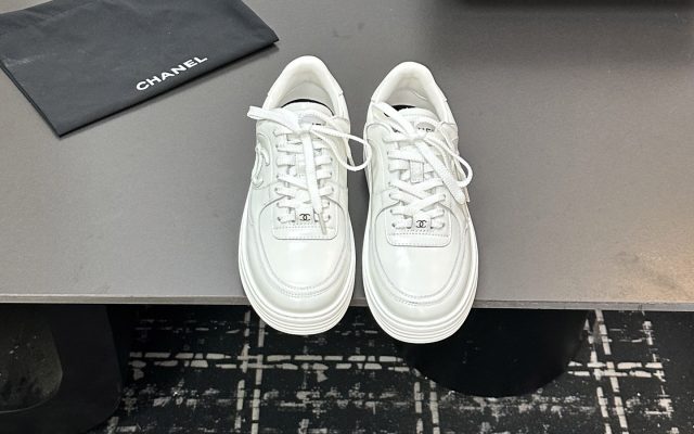 物価高でも選びやすいスニーカー：CHANELを自然に取り入れる