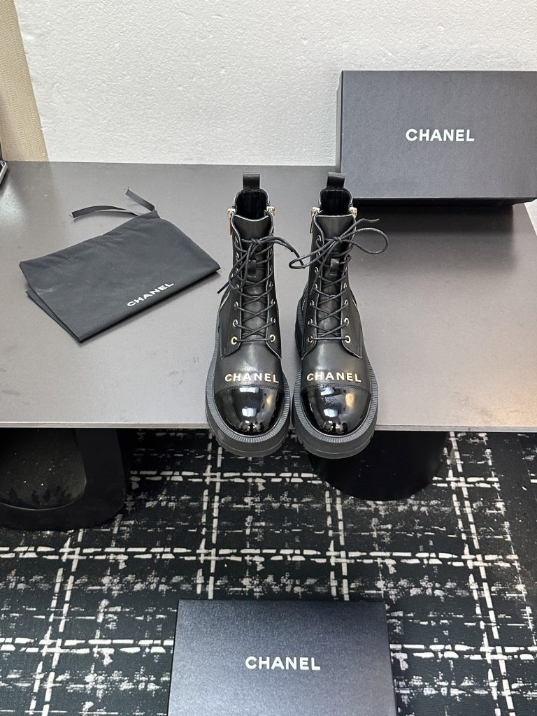 CHANEL チャンエル 本革 ブーツ レディース メンズ 兼用 通勤 通学 2WAY 黒｜通勤に使いやすいシューズを写真で確認