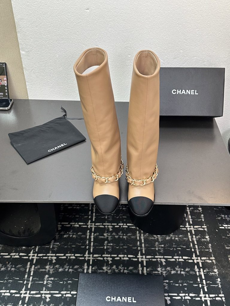 CHANEL シャネル ブーツ フェミニン ブーツ ブラック ベージュ 全2色｜雨の日に使いやすいシューズを写真で確認