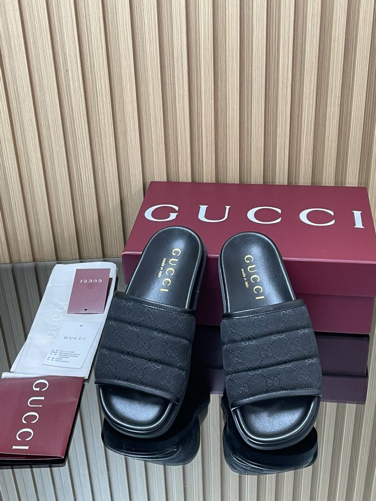 GUCCI グッチ フラットシューズ 本革 通勤 ブラック|旅行に使いやすいシューズを写真で確認