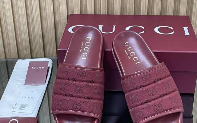 食事会で使いやすいGucciの靴を写真で確認