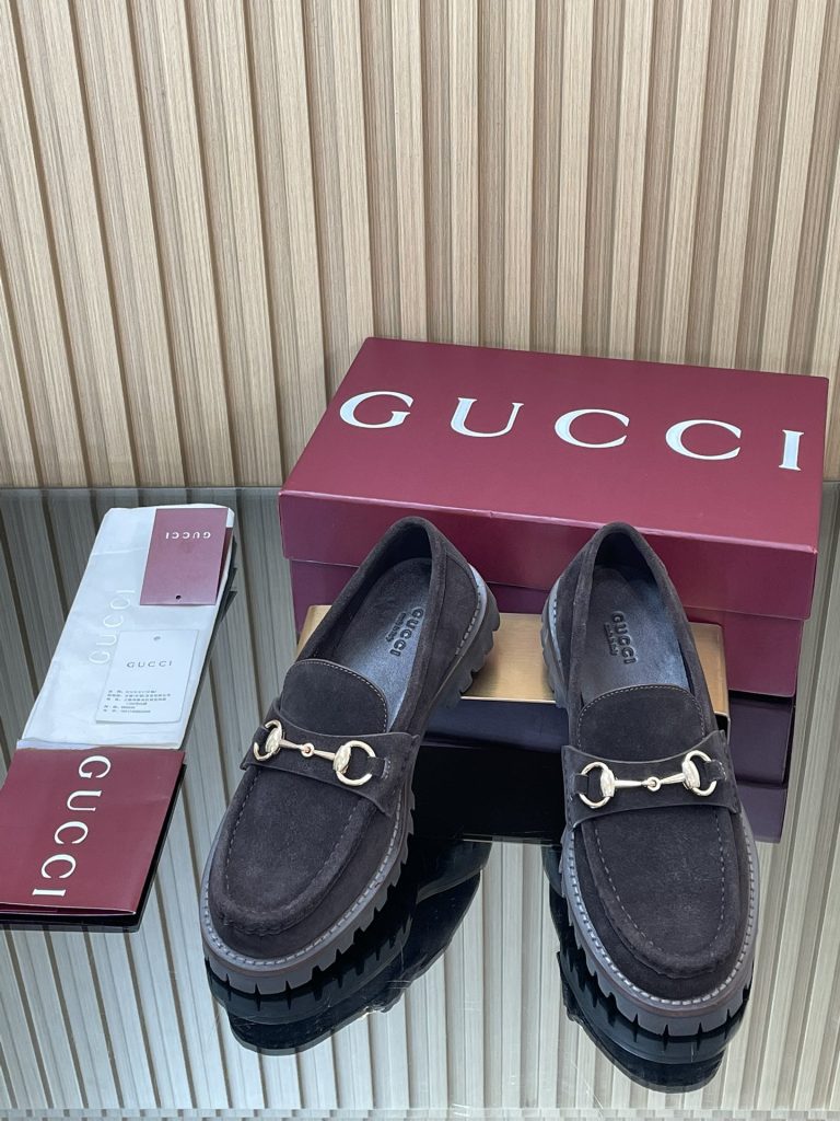 GUCCIローファー 通勤や日常に映える黒の本革ディテール