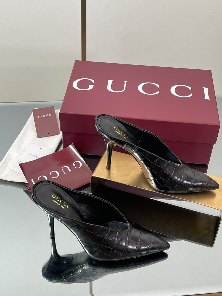 GUCCI グッチ レディース スリッポン 高級本革 ポインテッドトゥ 黒色｜通勤に使いやすい財布・小物を写真で確認