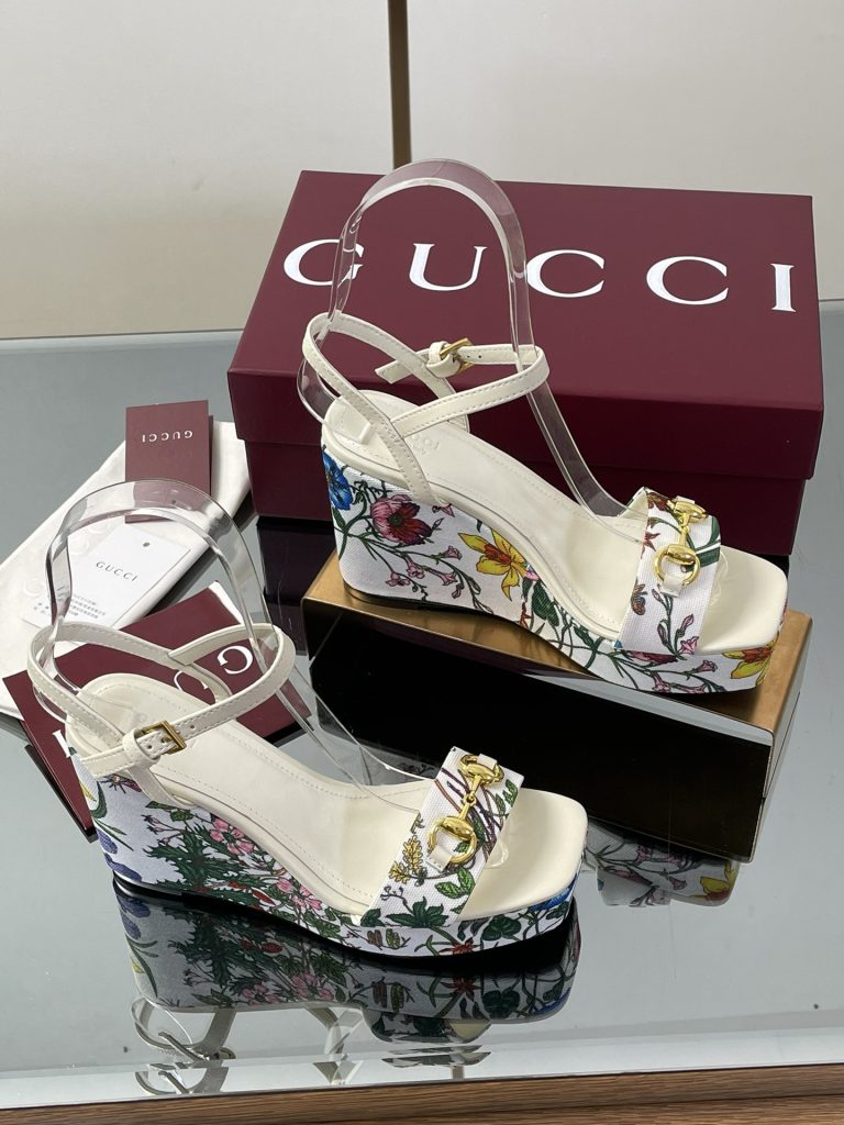 GUCCI グッチ フラットシューズ フラワー柄 シューズ サンダル フラット サンダル ハ…｜雨の日に使いやすいシューズを写真で確認