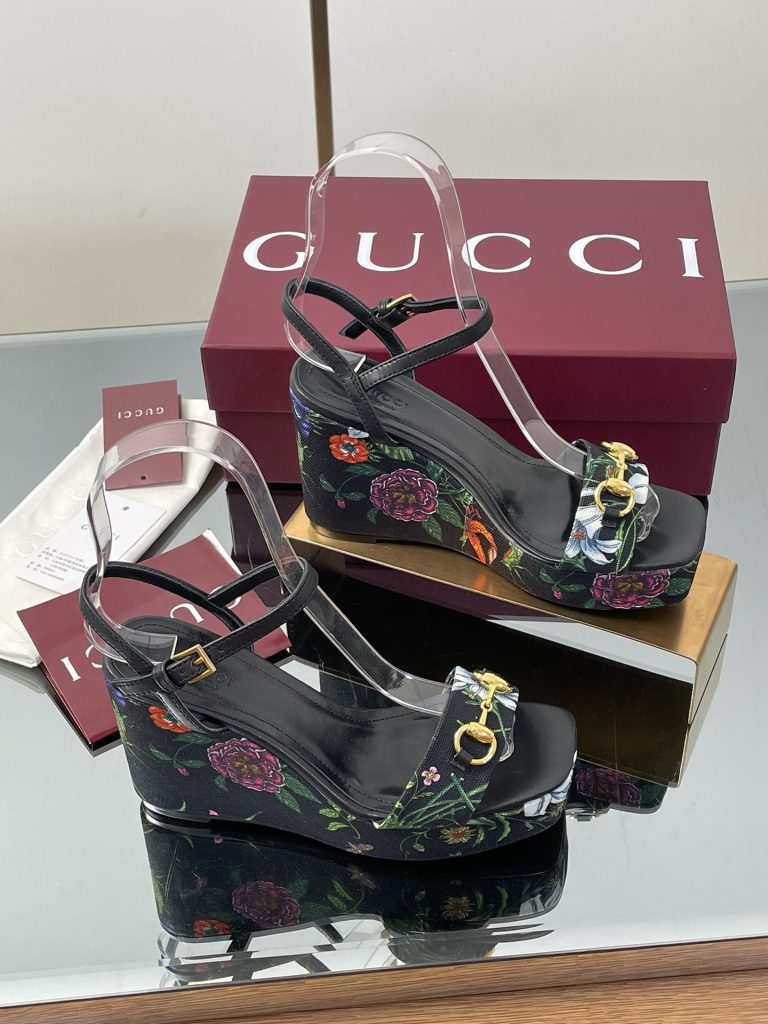 カフェに寄る日に使いやすいGUCCIの靴を探す