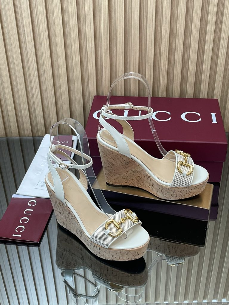 GUCCI グッチ フラットシューズ 本革 軽量 シェル型ヒール ブラック｜旅行に使いやすいシューズを写真で確認