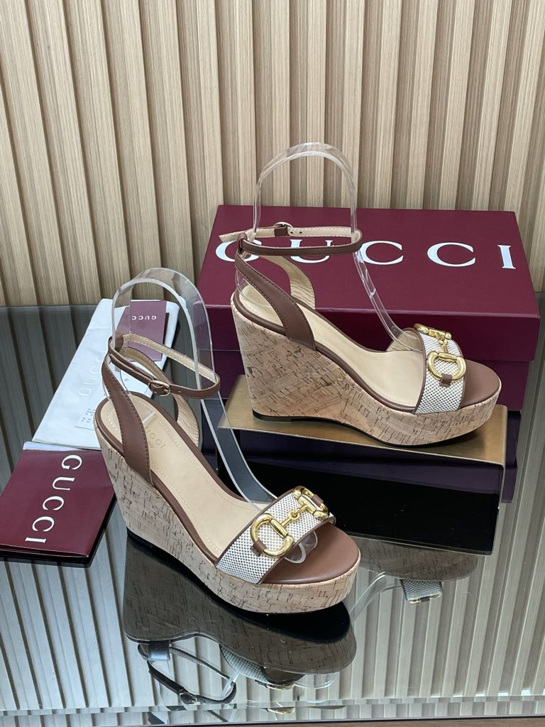 GUCCI グッチ ウェッジサンダル 本革 フラットヒール シューズ｜通勤の日に選ぶ前の確認ポイント