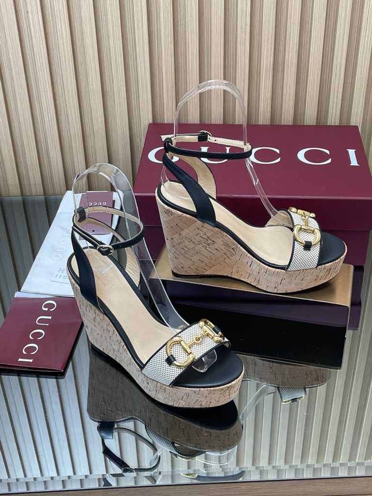 GUCCI グッチ フラットシューズ シューズ 軽量 通勤 通学 黒色｜休日に使いやすさを写真で整理