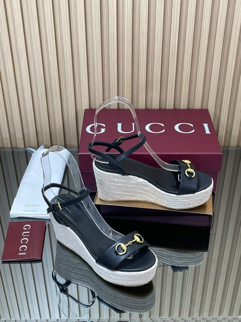 GUCCI グッチ フラットシューズ 本革 軽量 ブラック｜雨の日に予算内で見たいポイント