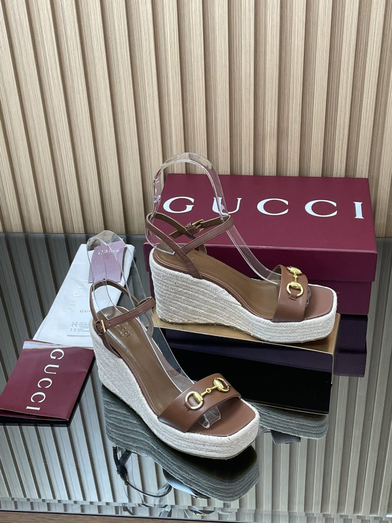 GUCCI グッチ フラットシューズ エスパダ シューズ ベージュ｜雨の日に使いやすいシューズを写真で確認