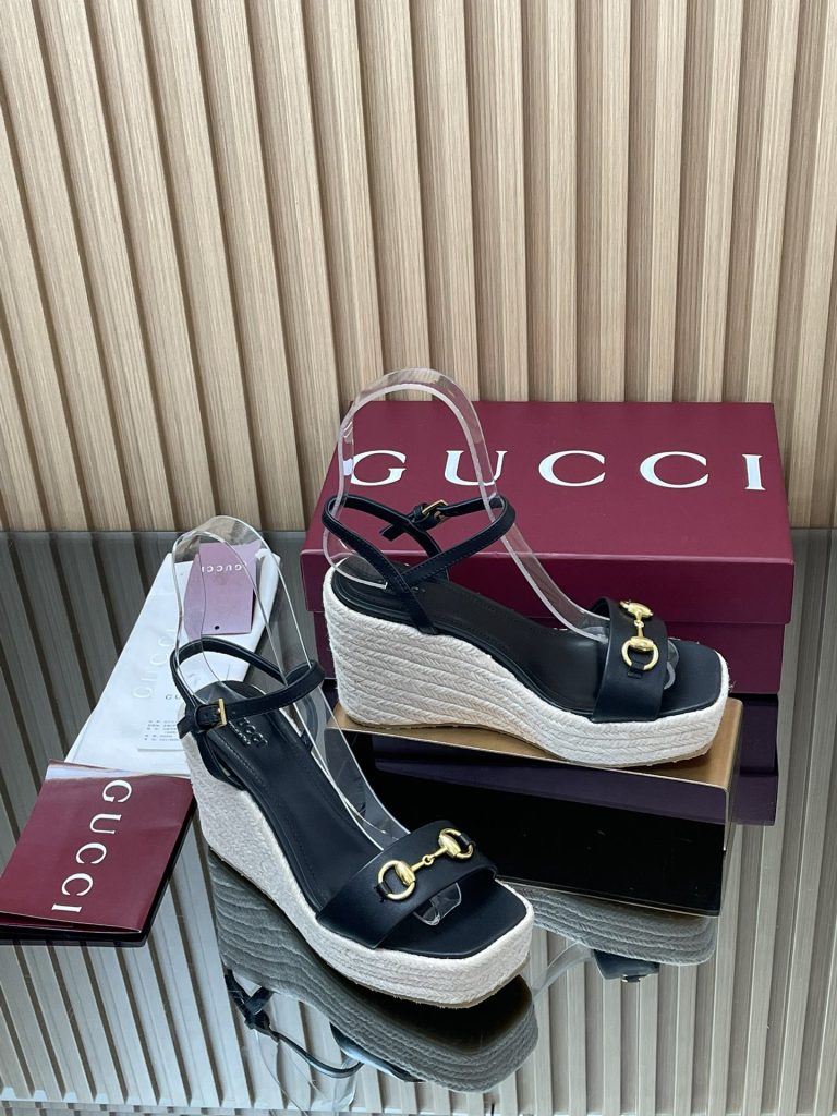 GUCCI グッチ フラットサンダル レディース エスパドリーユ 黒｜旅行に使いやすいシューズを写真で確認