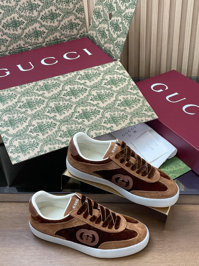 職場の予定に合うGUCCIのスニーカー、決め手は服との距離感