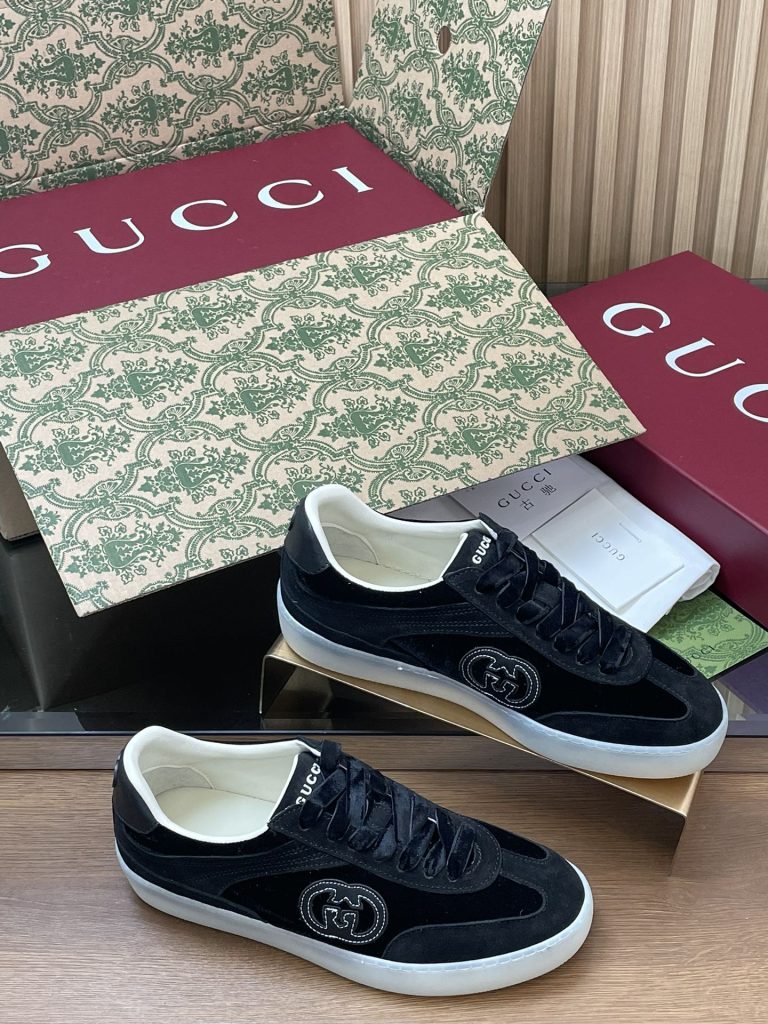 GUCCI グッチ フラットシューズ 本革 通勤 黒色｜旅行の日に毎日に合わせるポイント