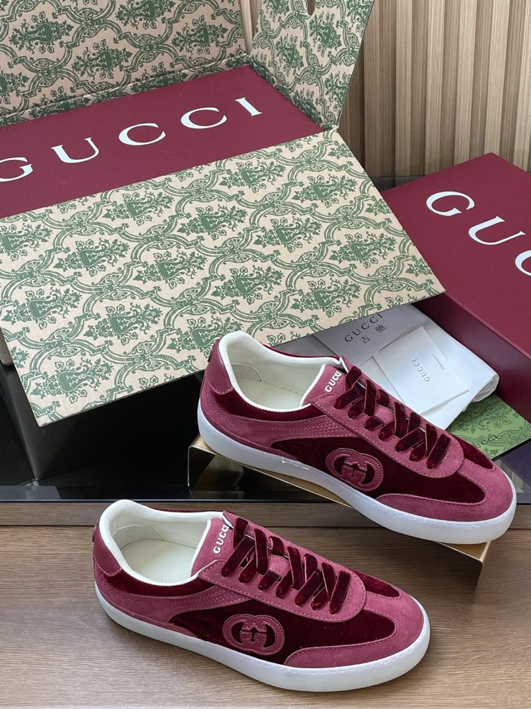 GUCCI グッチ フラットシューズ 本革 レディース ブラック｜旅行に使いやすいシューズを写真で確認