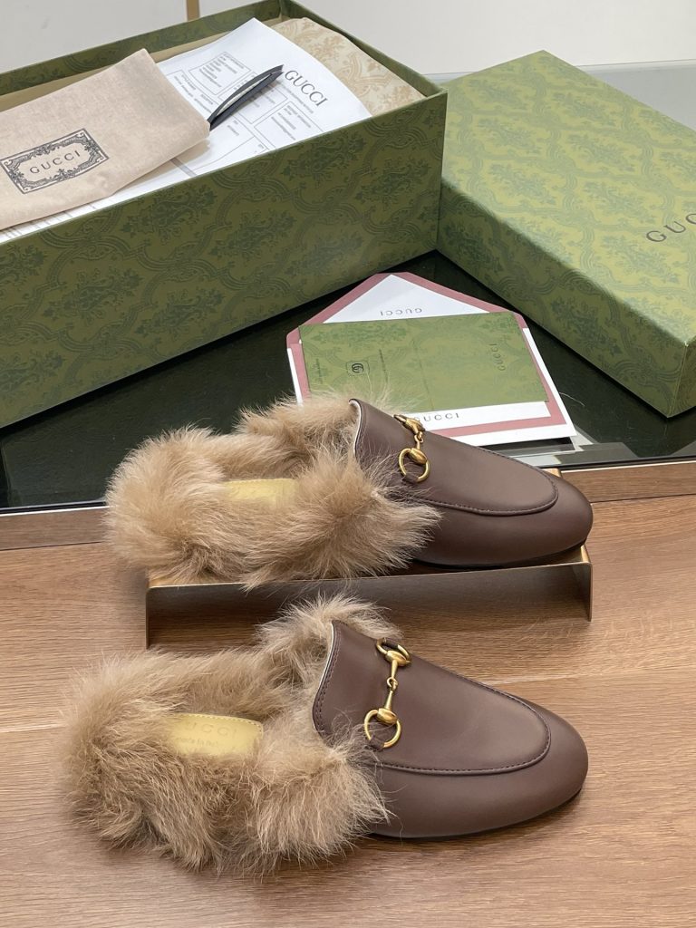 駅まで歩く日の荷物に合うGUCCIの靴