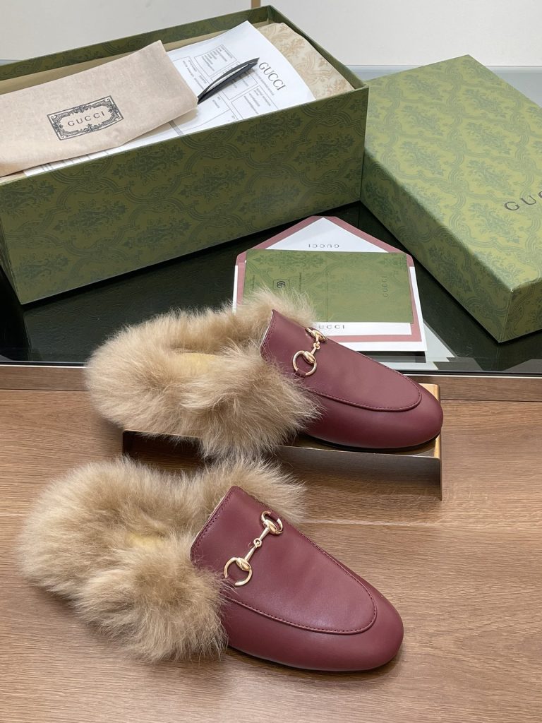 休日の買い物に合わせやすいGUCCIのブラックフラットシューズ