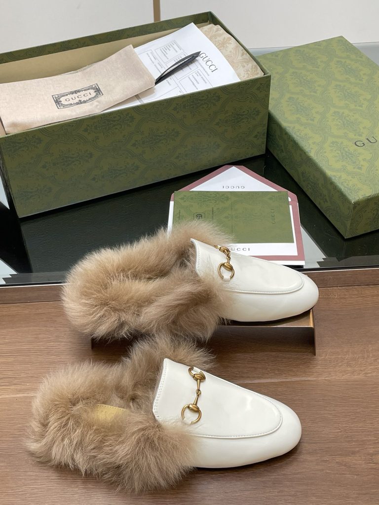 GUCCI グッチ フラットシューズ 本革 毛付き ファー ホワイト 全1色｜雨の日に使いやすいシューズを写真で確認
