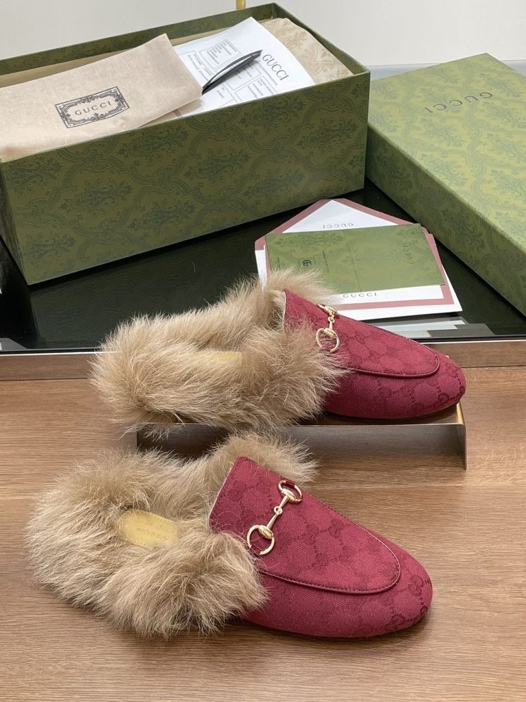 GUCCI グッチ フラットシューズ ファー付き レディース ブラック|通勤に使いやすいシューズを写真で確認