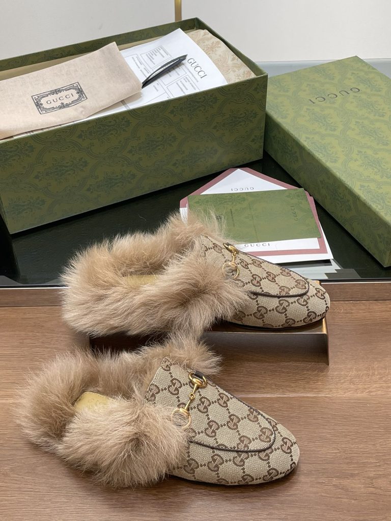 GUCCI グッチ フラットシューズ ローファー ファー付き ベージュ ライフスタイル小物｜ギフト選びで写真で選び方を確認