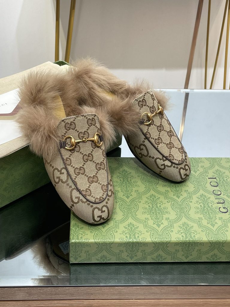 週末の食事会に合わせやすいGUCCI グッチ フラットシューズ ブラック