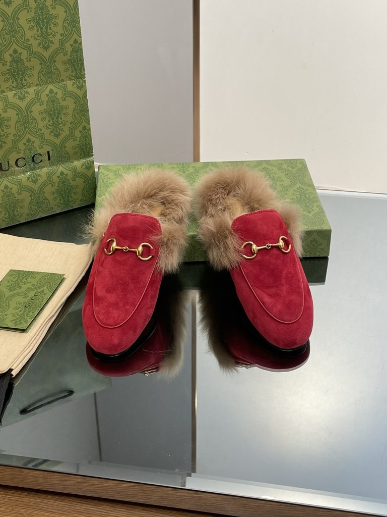 GUCCI グッチ フラットシューズ 本革 通勤 ブラック｜通勤の日に選ぶ前の確認ポイント