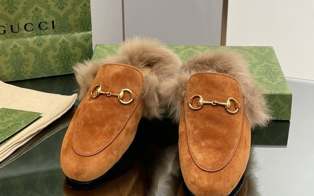 食事会で使いやすいGucciの靴を写真で確認