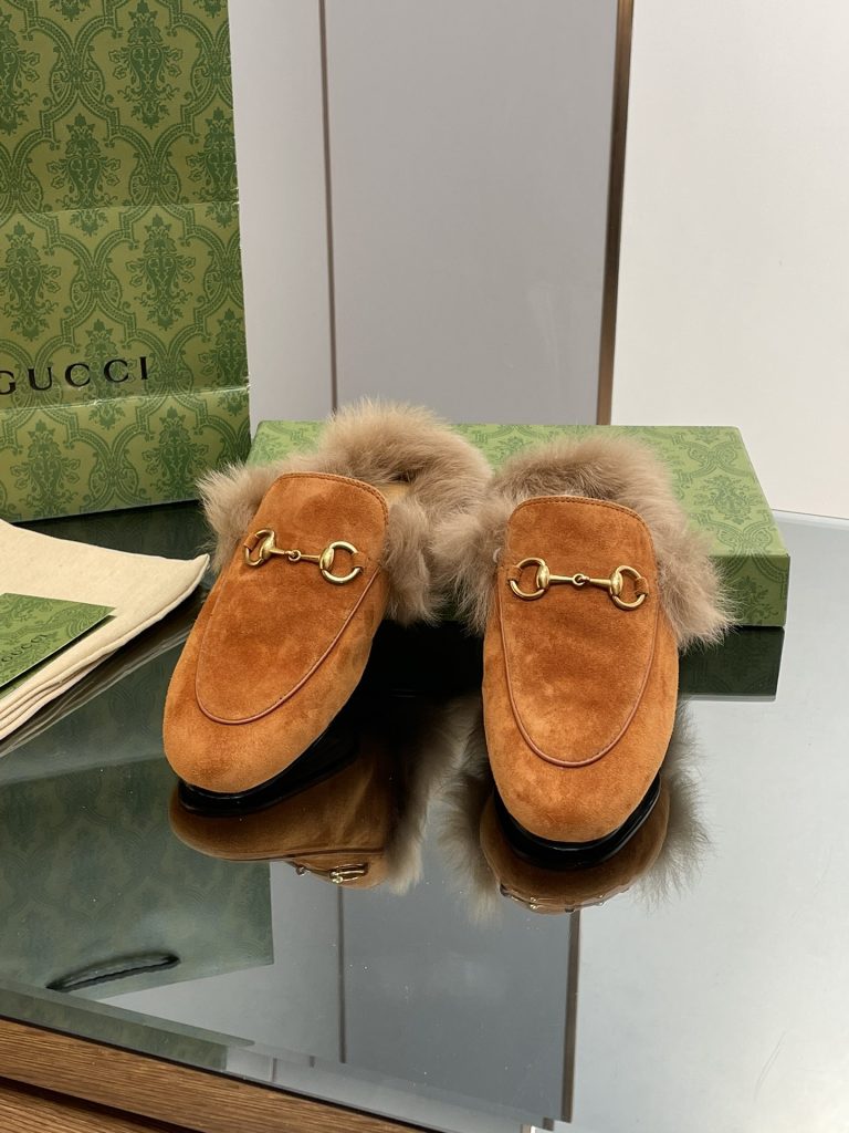 食事会で使いやすいGucciの靴を写真で確認