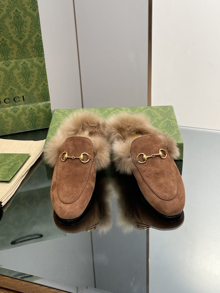 GUCCI グッチ フラットシューズ 本革 軽量 ファー付き ブラック|週末に使いやすいシューズを写真で確認