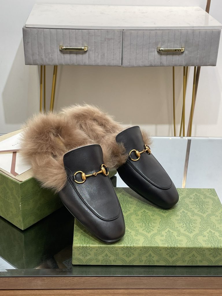 GUCCI グッチ ファー付きローファー ファー ローファー ブラック｜週末に使いやすいシューズを写真で確認