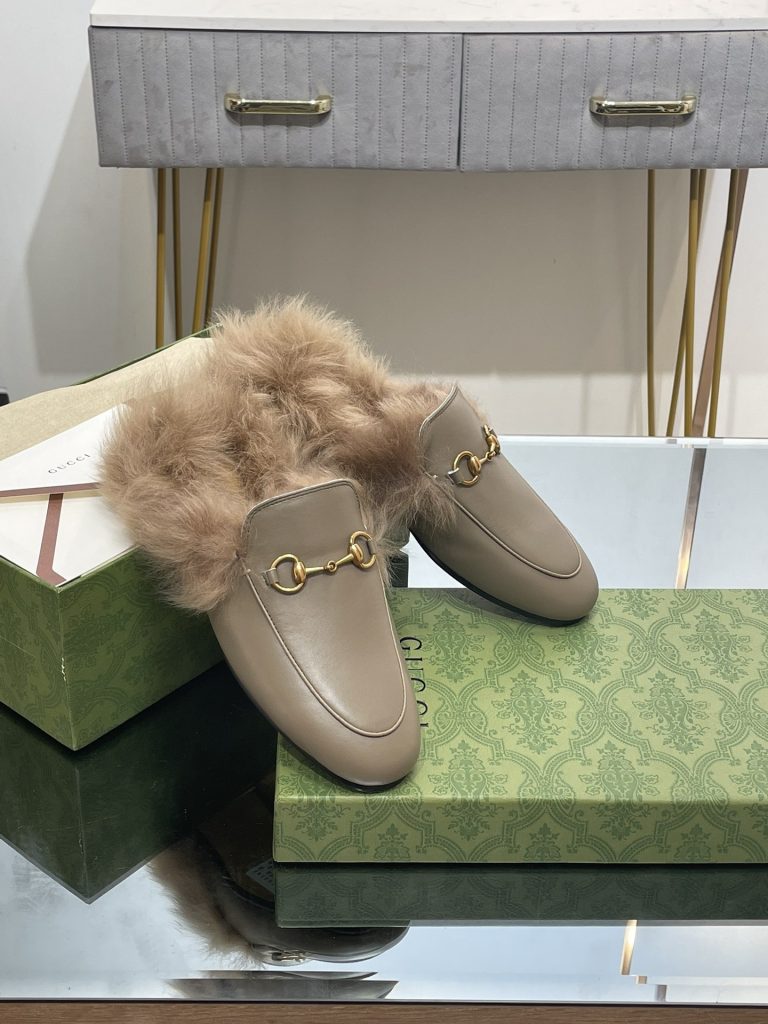 GUCCI グッチ フラットシューズ 本革 毛付き ファー ローファー ブラウン 全1色｜旅行に使いやすいシューズを写真で確認